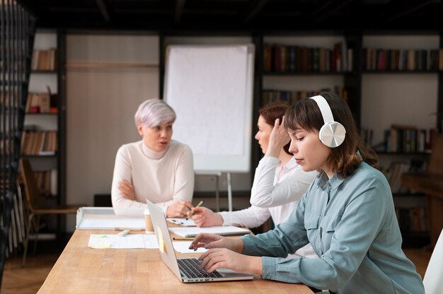 Jak e-learning zmienia podejście do zarządzania w nowoczesnych firmach